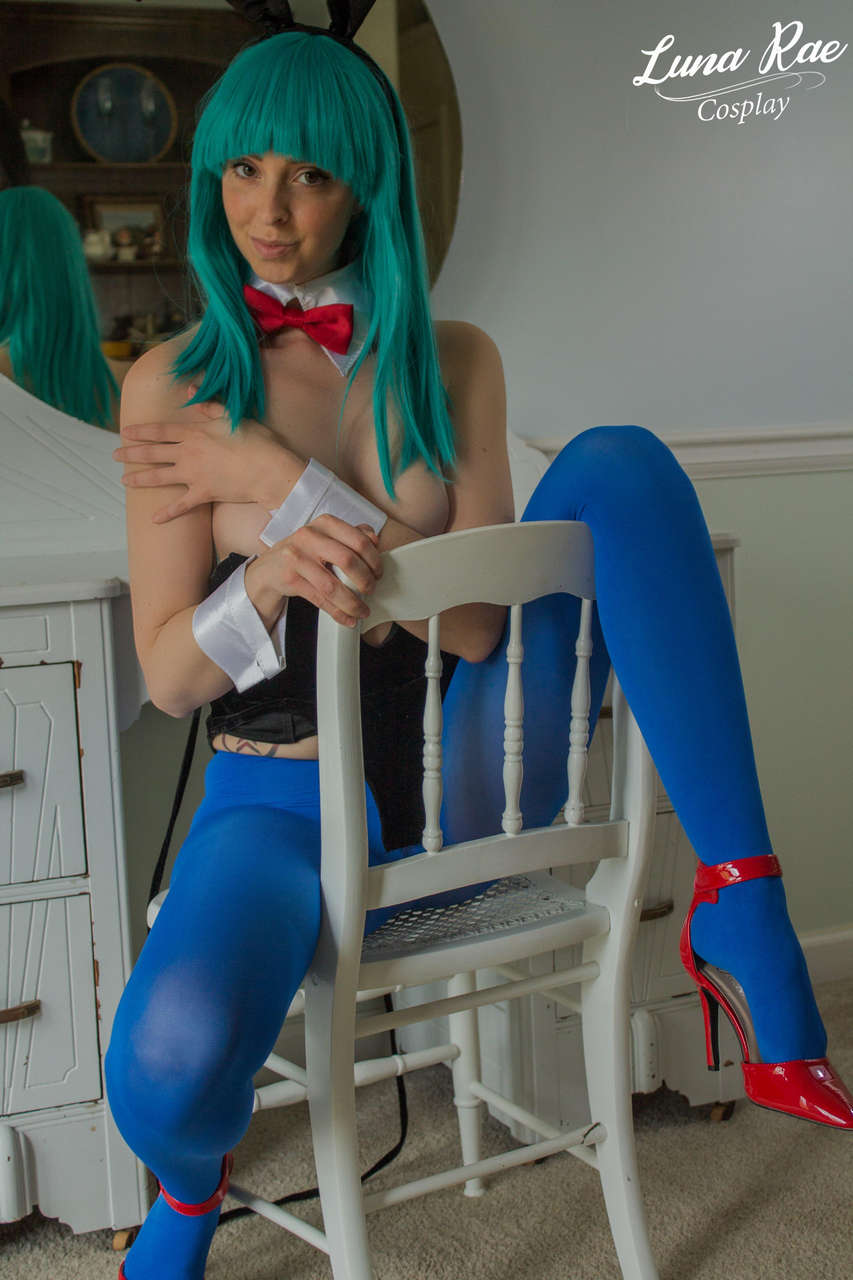 Bulma Got Bored Waiting Around For Her Prince Bunny Bulma Cosplay By The Lovely Lunaraecospla