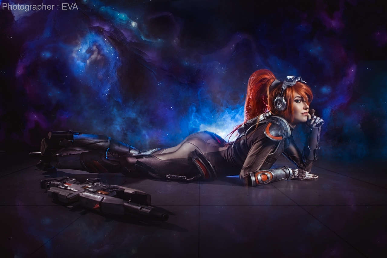 Overwatch Widowmaker Kerrigan Skin Cosplay By Le Blaaanc Cosplay The Background Isn T An Edit It S The Real Painting On The Studio Wall Smoke Machine Real Blue Ligh