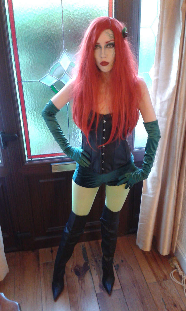 A Different Poison Ivy Cosplay I Di