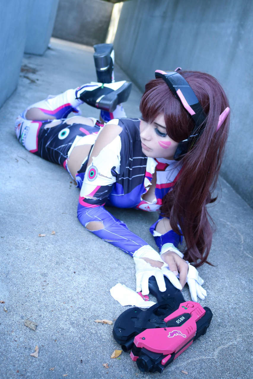 D Va Needs Help After A Tough Fight Will You Give Her Some Support By Gunarett