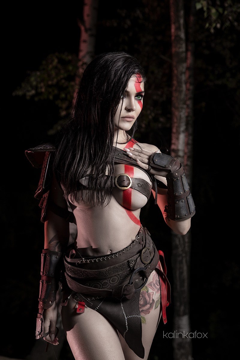 Kalinka Fox Cosplay As Female Kratos From God Of War 