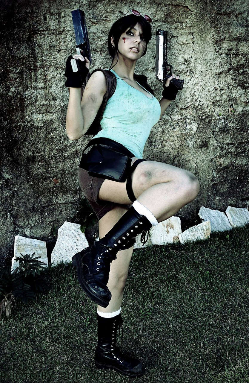 Overseas 40 Are Attracted To Shermie Tomb Raider Lara Craft Chest Sexy Images