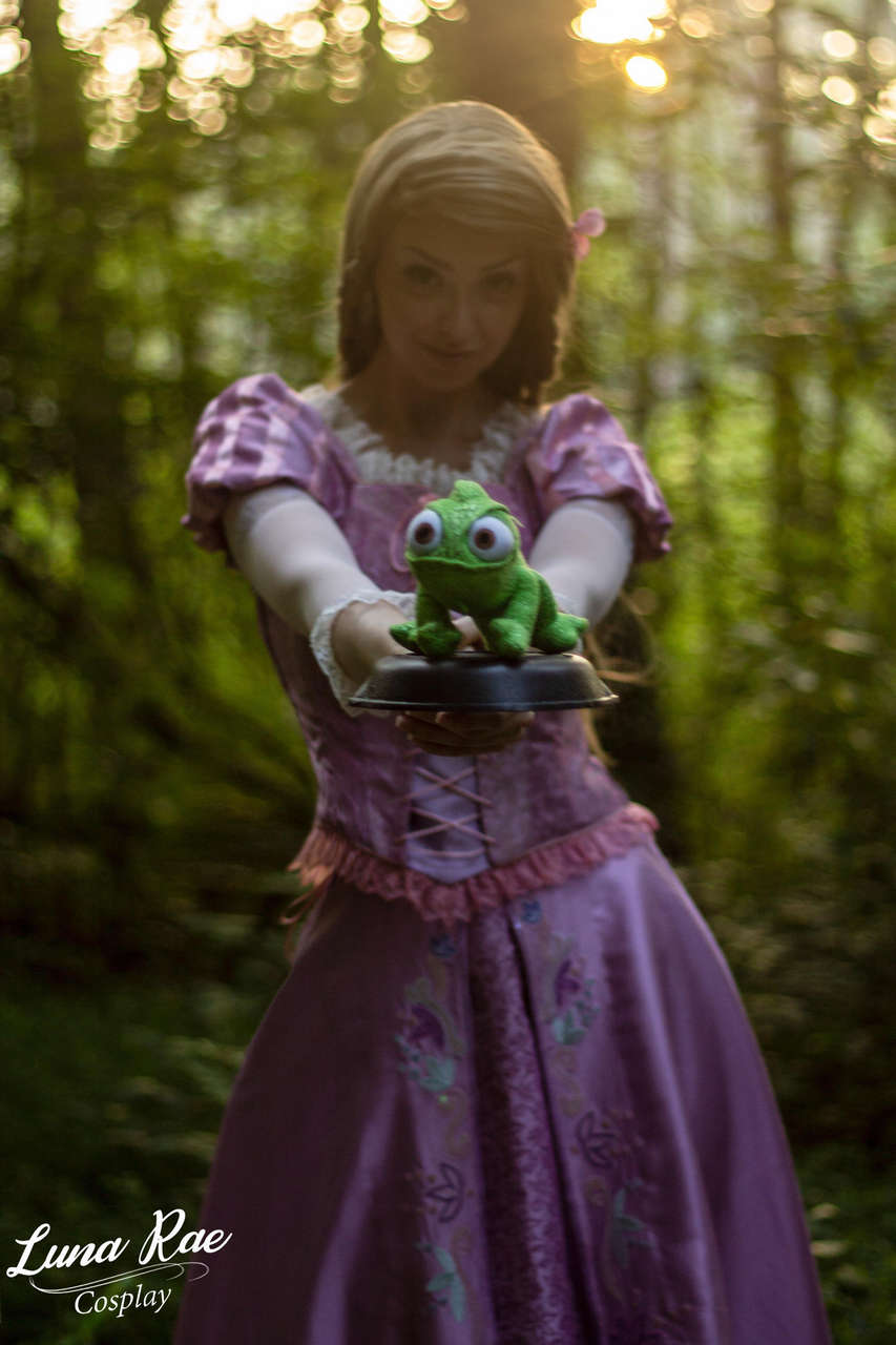 Rapunzel And Pascal By Lunaraecosplay Sel