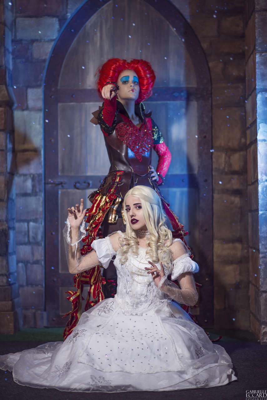 Red Queen And White Queen Cosplay By F Lovett And Babi Sparro