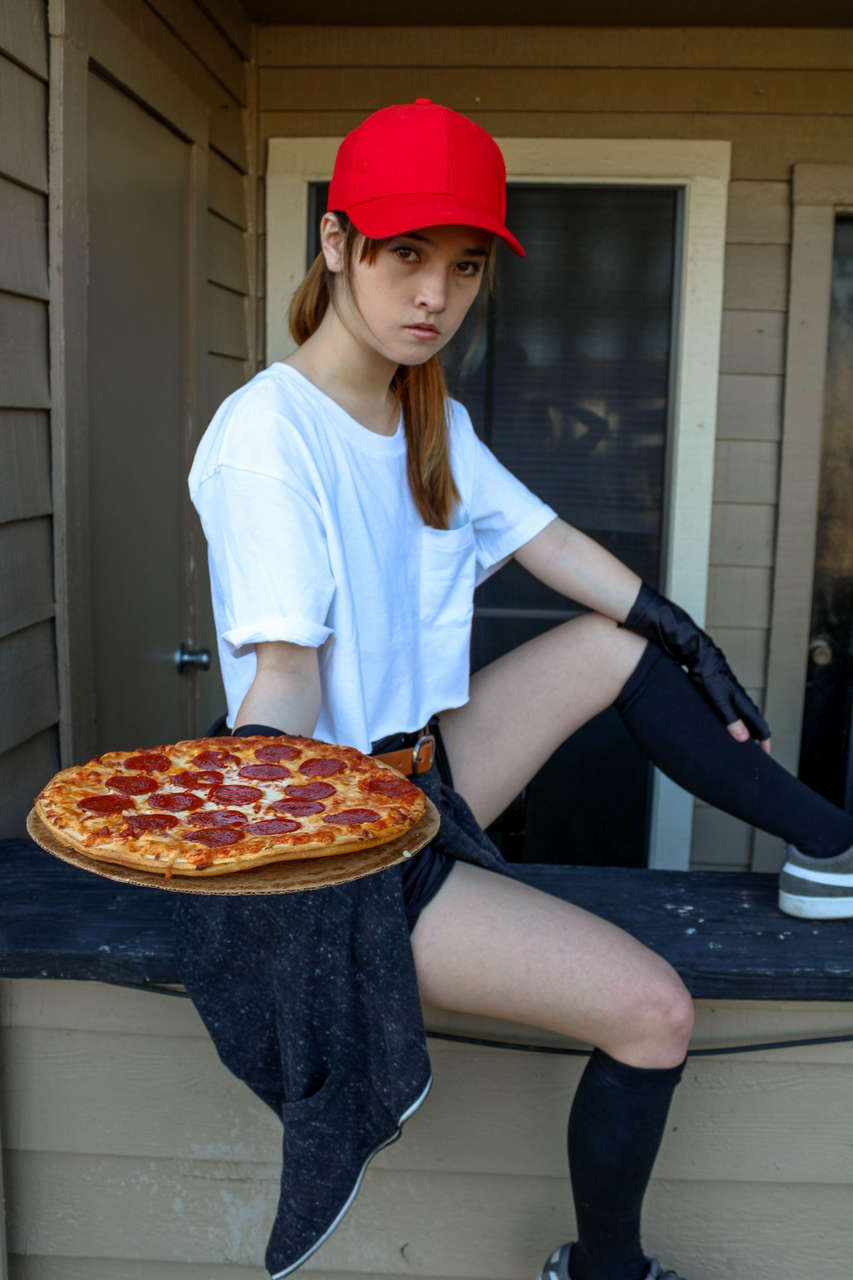 Sivir Cosplay Pizza Delivery Ski