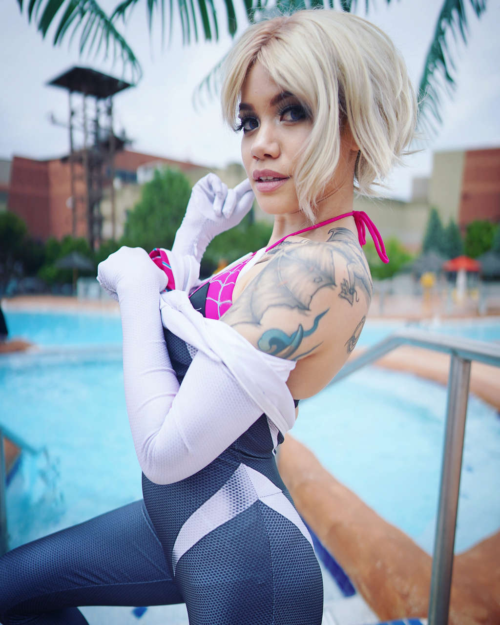 Spider Gwen At The Pool By Elrecacospla