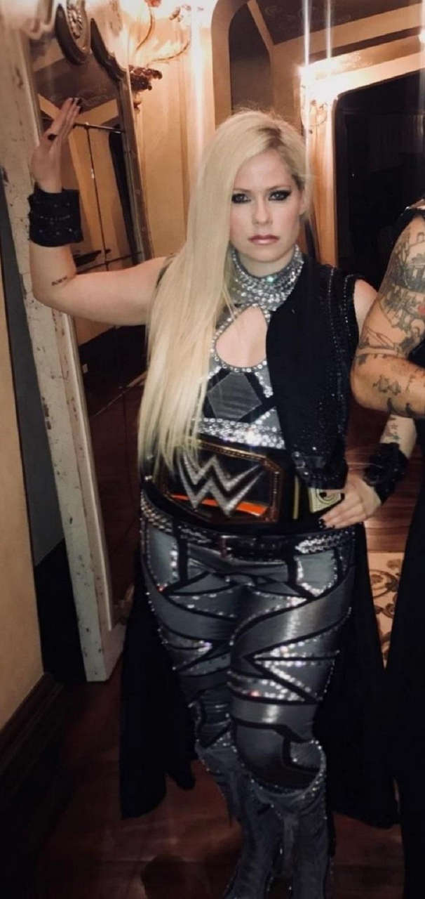 Avril Lavigne Cosplaying As Wwe Diva Marys