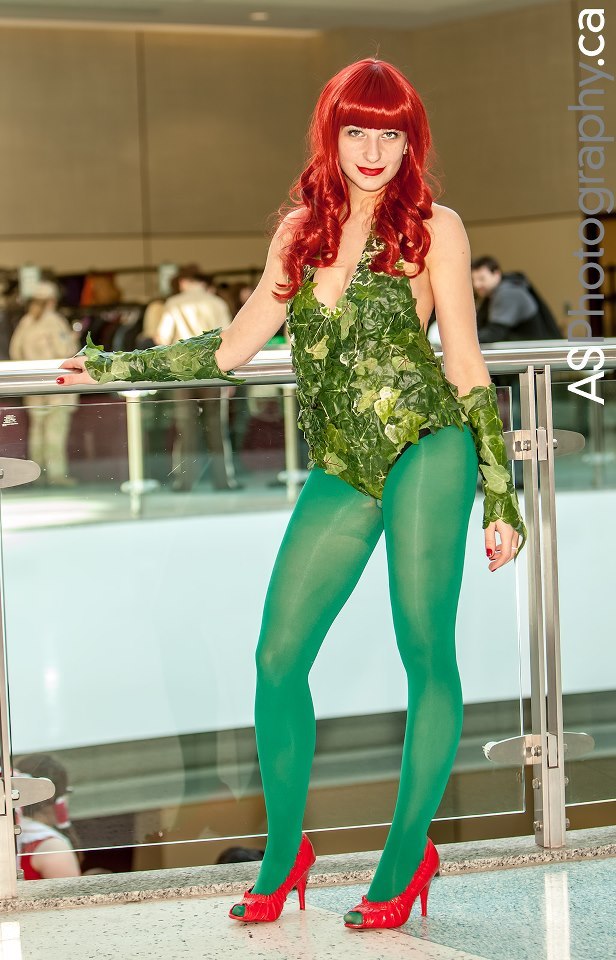 Cosplaysisters Poison Ivy Crimson Cowl Rocket