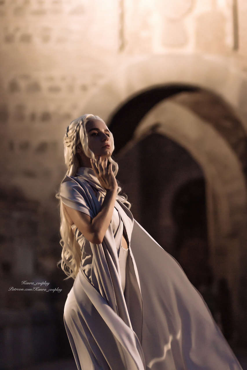 Kanra Cosplay As Daenerys Targaryen 0