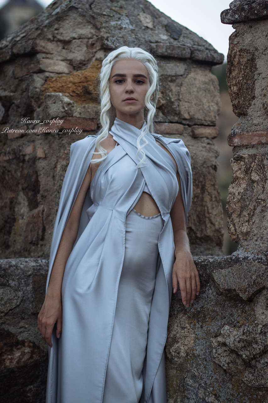 Kanra Cosplay As Daenerys Targaryen Self 0