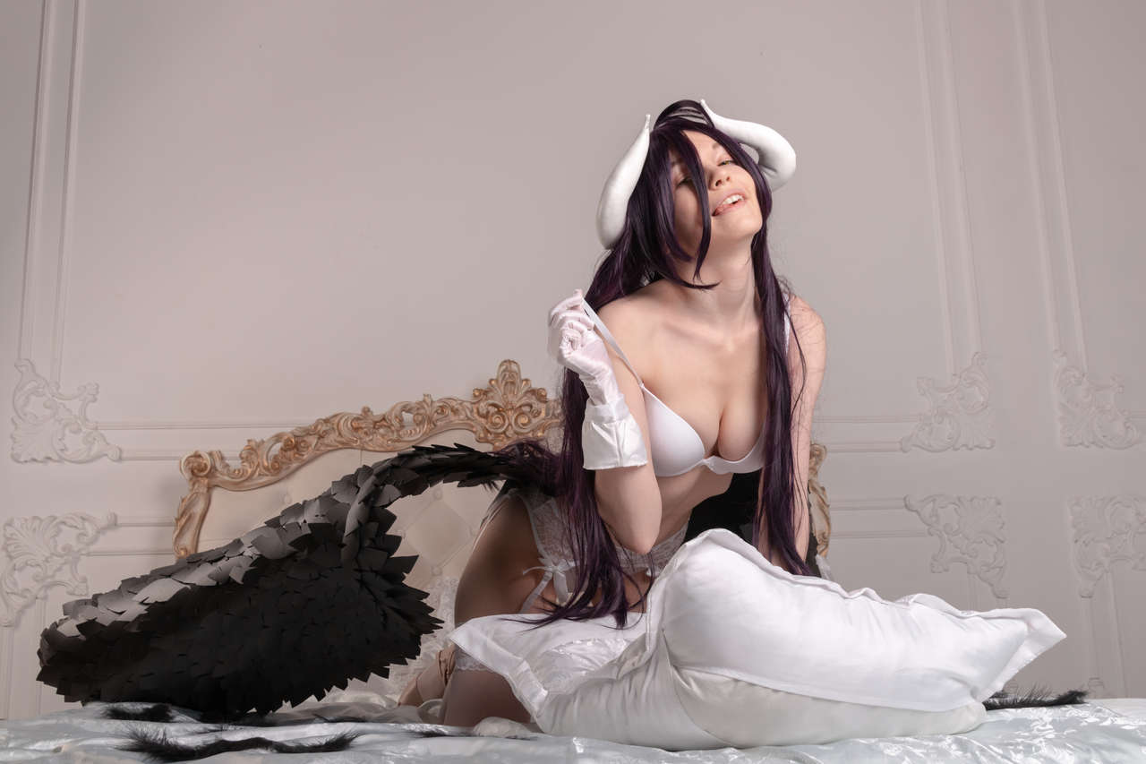 Albedo Is Warming Your Bed Today Hope You Don T Mind 3 Cosplay By Murrning Glo