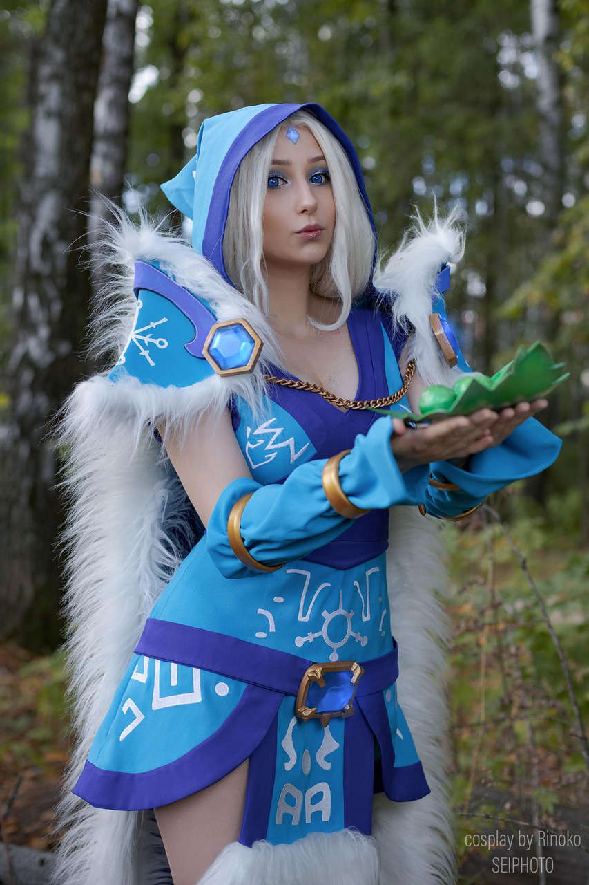 Crystal Maiden Cosplay With Tango