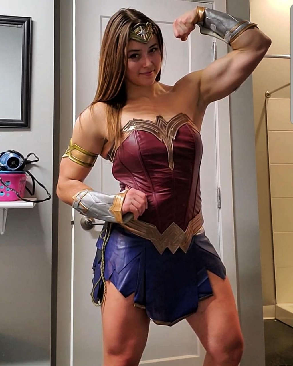 Female Powerlifter Cosplaying As Wonder Woma