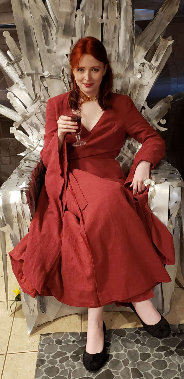 Xerelda As Melisandre On The Iron Thron