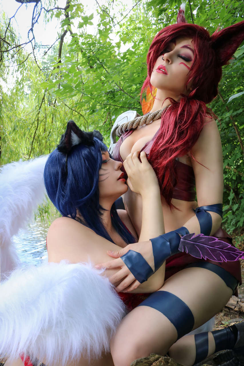 Ahri And Xayah League Of Legends Cosplayers Lysande And Mowkyfo