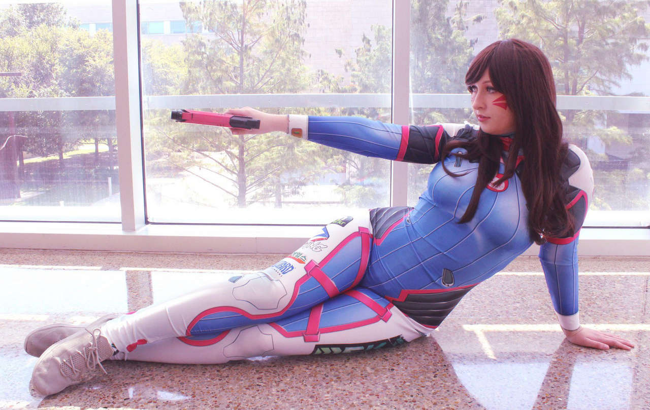 Pewpew Dva Is Down But Not Out Dva Cosplay By The Lovely Skyline Star