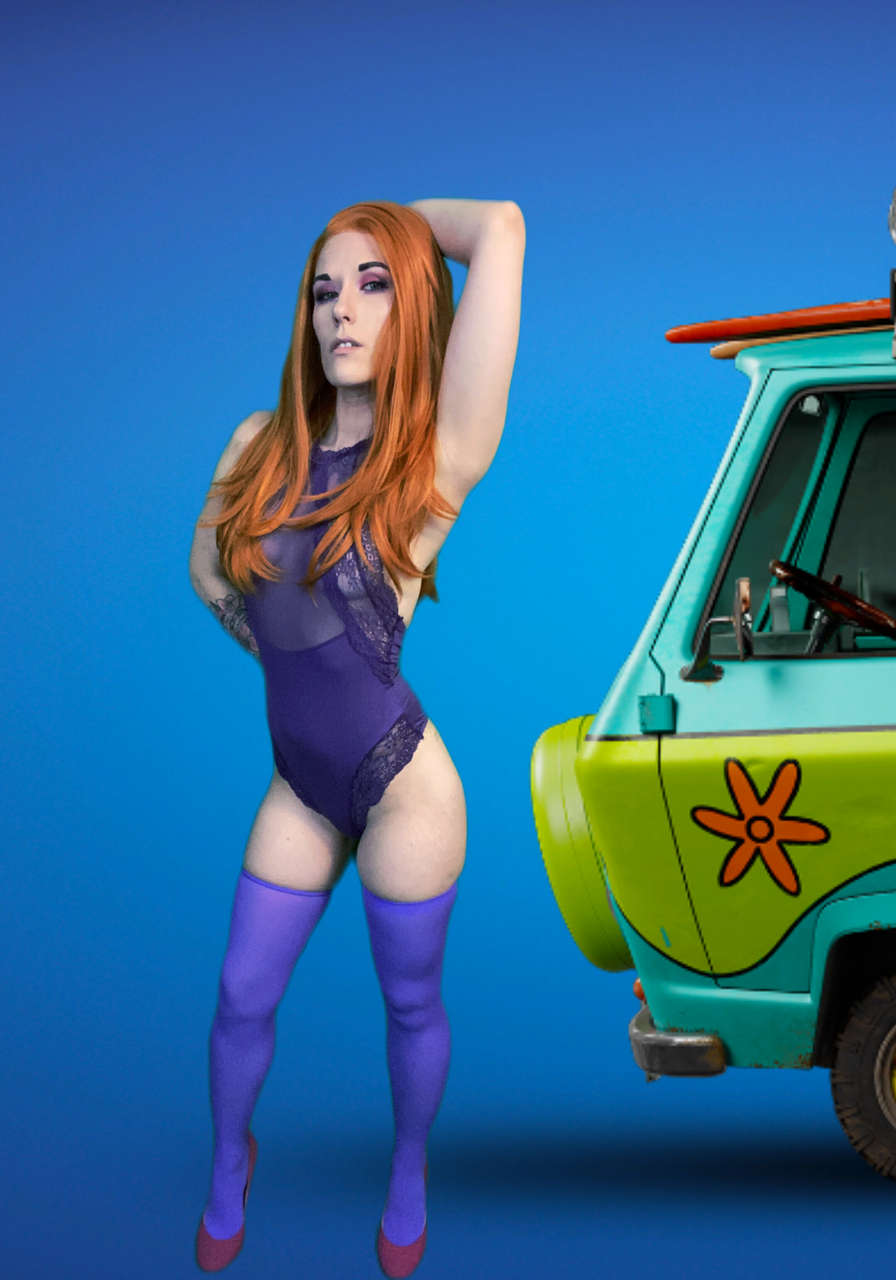 You Would Find Daphne Posing Near The Car Daphne Cosplay By Harlequin Barbi