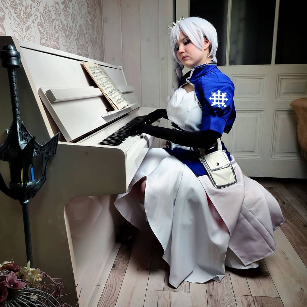Cosplayer Weiss Beeing The Most Beautiful Drama Queen As Ever Playin Lonely Piano By Hersel
