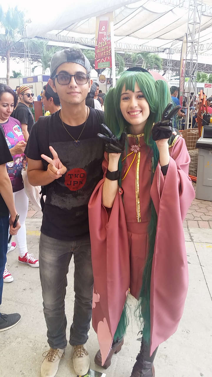 Found A Miku Cosplayer At A Convention So I Had To Take A Picture With He