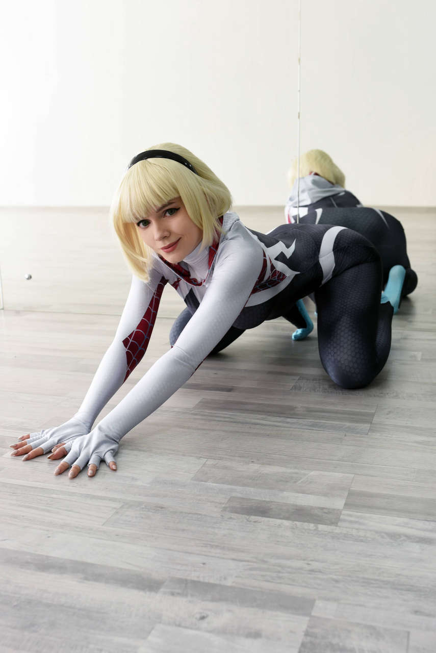 Self Spider Gwen Training Because She Wants To Be As Strong As Spider Man By Evenink Cospla