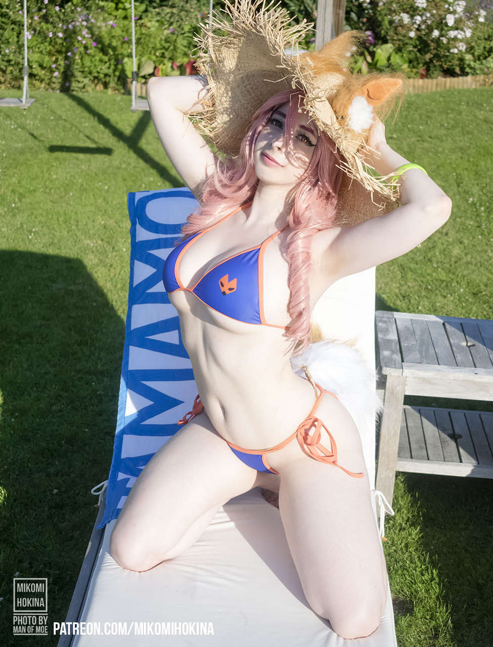 Self Who Doesnt Like Some Sunny Curves Surely Tamamo Chan Loves Them By Mikomi Hokin