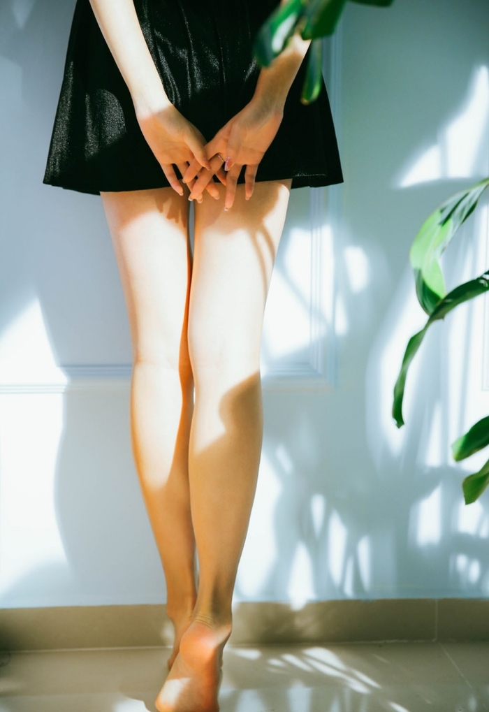 Erythrim Beautiful Girl Limbs Thigh Ball Legs White Photo