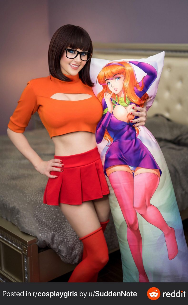Angie Griffin As Velma With A Daphne Hentai Pillo