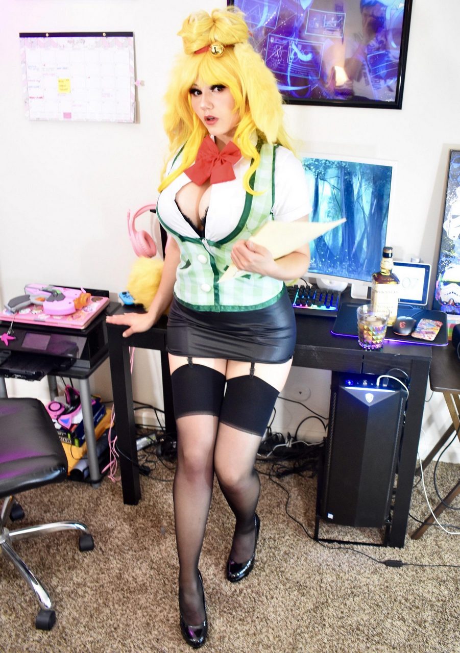 Isabelle From Animal Crossing Cosplay By Kobaebeefboo Based On The Design By Sakimi Cha