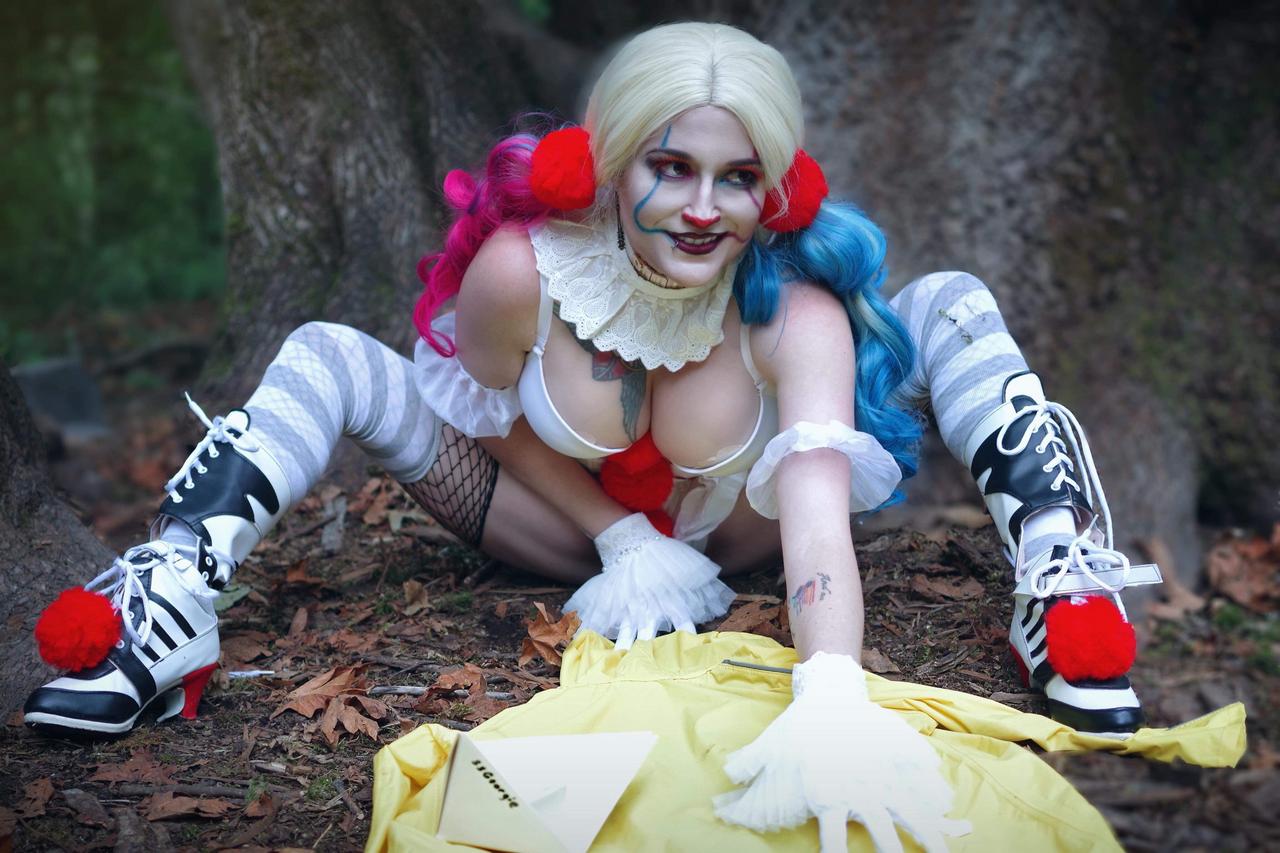 Pennywise Harley Quinn From It And Batman By Captive Cospla