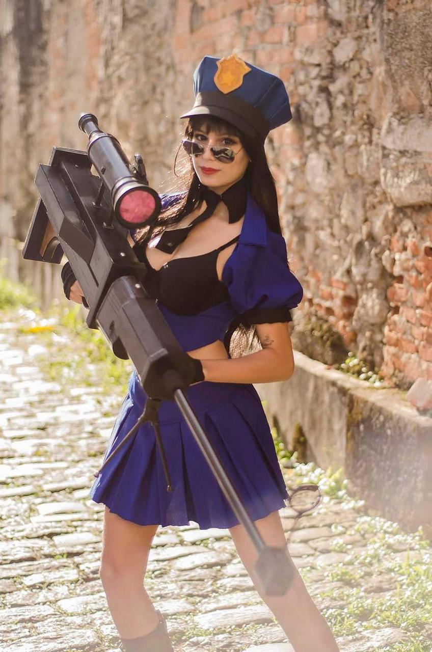 Caitlyn Officer Cosplay By Fanny Baunilha Look At The Size Of This Rifl